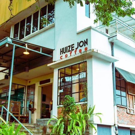 Huize Jon Hostel Malang Exterior photo