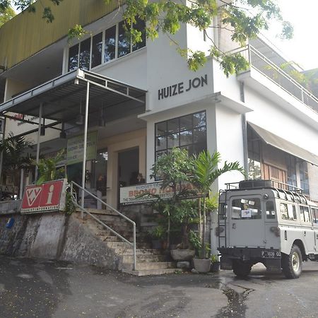 Huize Jon Hostel Malang Exterior photo