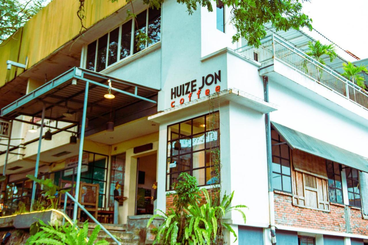 Huize Jon Hostel Malang Exterior photo