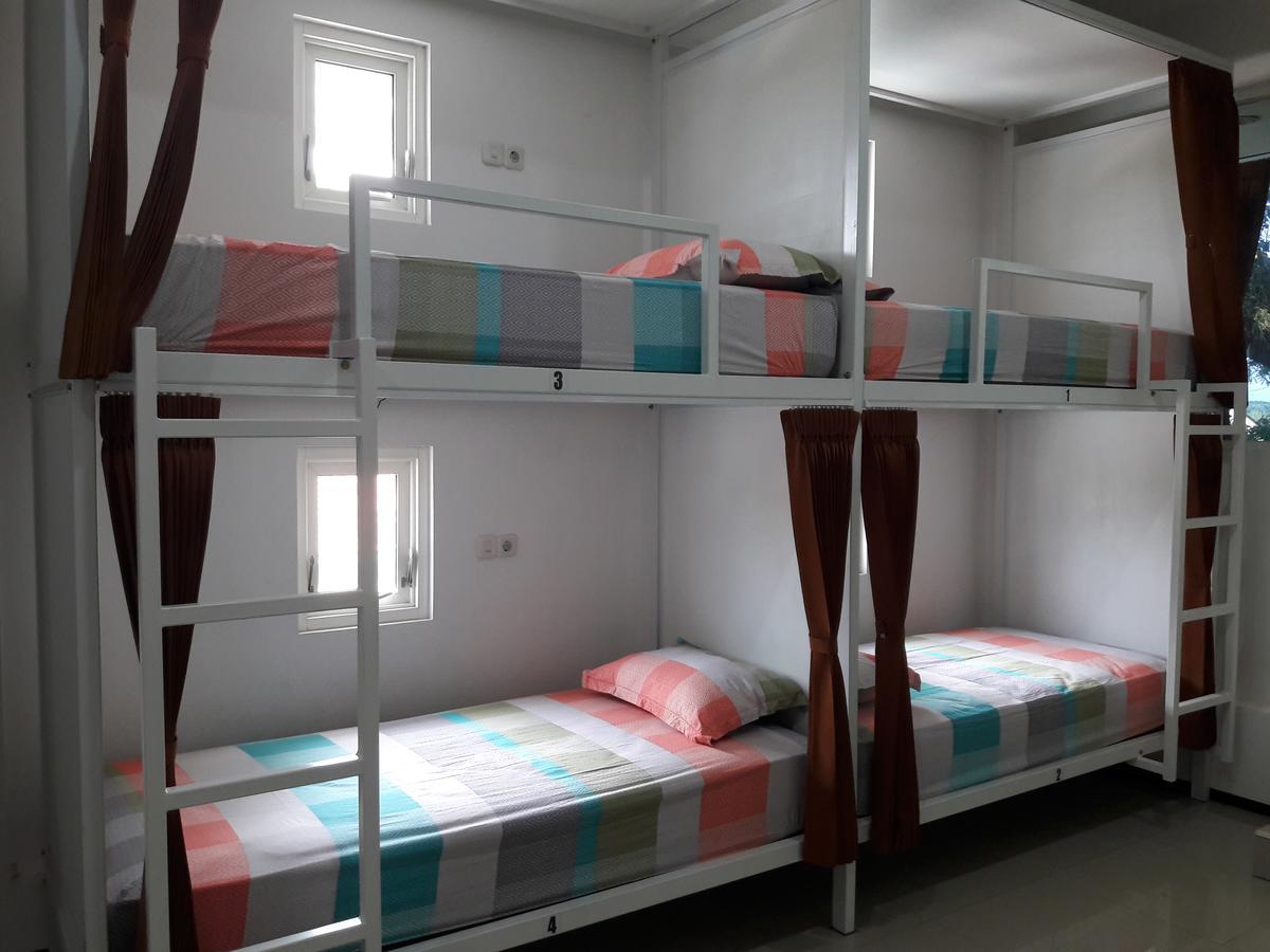 Huize Jon Hostel Malang Exterior photo