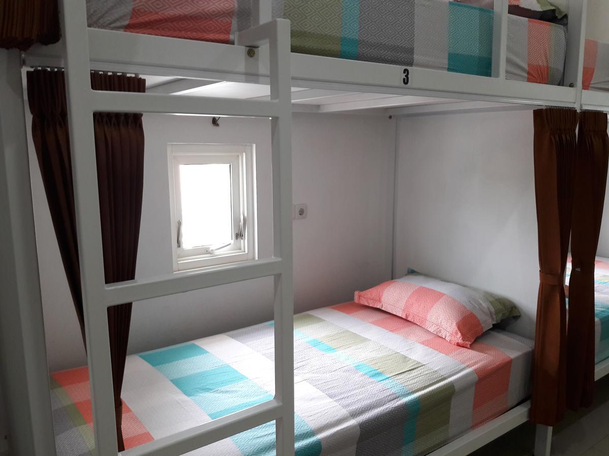 Huize Jon Hostel Malang Exterior photo