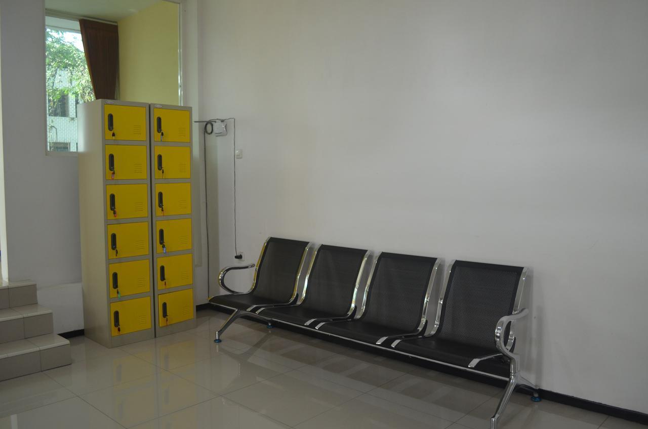 Huize Jon Hostel Malang Exterior photo